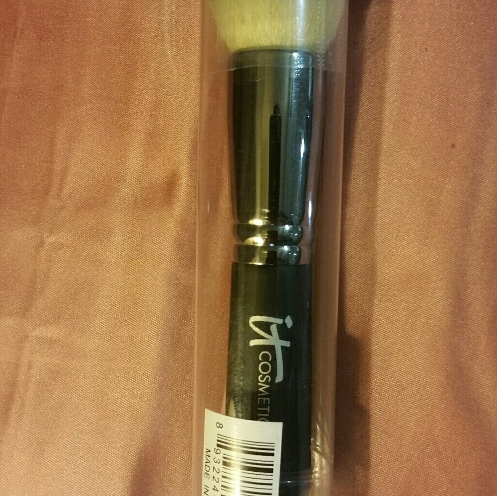IT Cosmetics brush.brand new with tag.